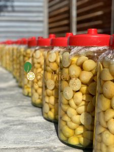 Chanh muối bà Nhiêm được phơi trong thẩu thủy tinh